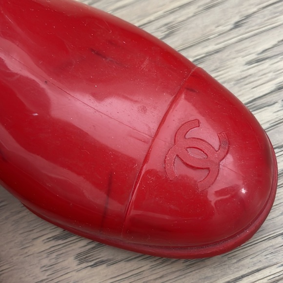 RED CHANEL RAIN BOOTS SIZE 8 WITH BLACK STAINS. - Picture 9 of 10